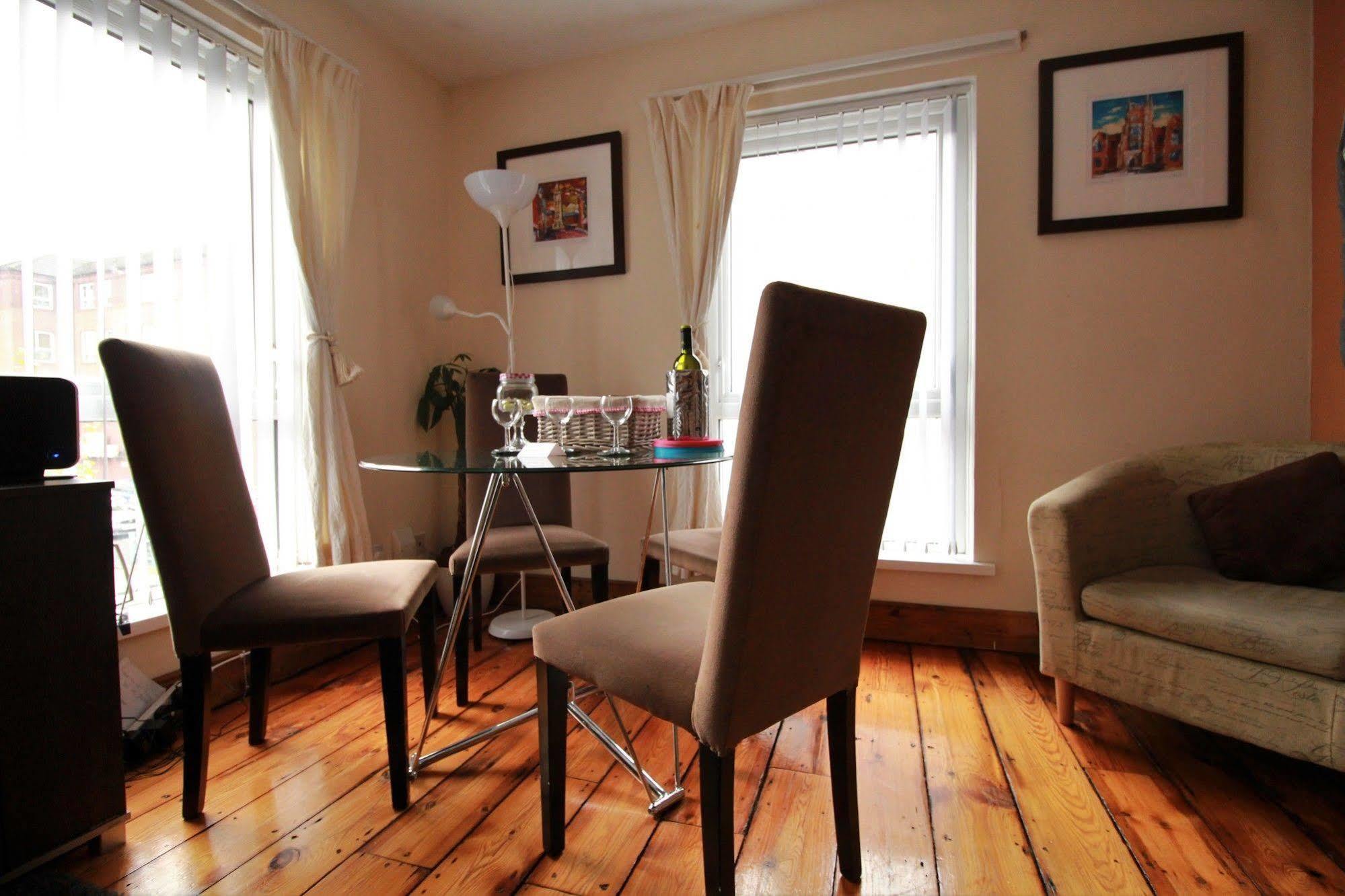 Perfect Central City Location - Parking - 3 Beds - 2 Bedrooms Belfast Buitenkant foto