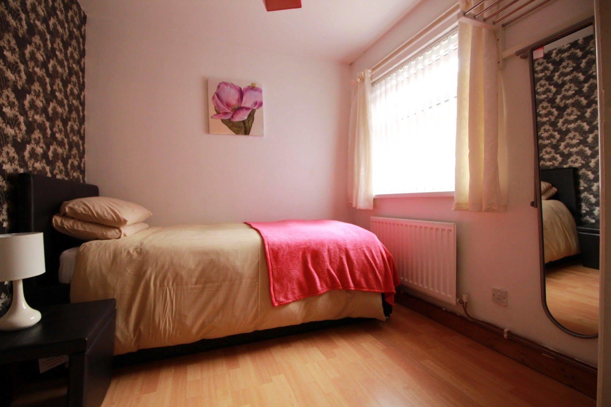 Perfect Central City Location - Parking - 3 Beds - 2 Bedrooms Belfast Buitenkant foto