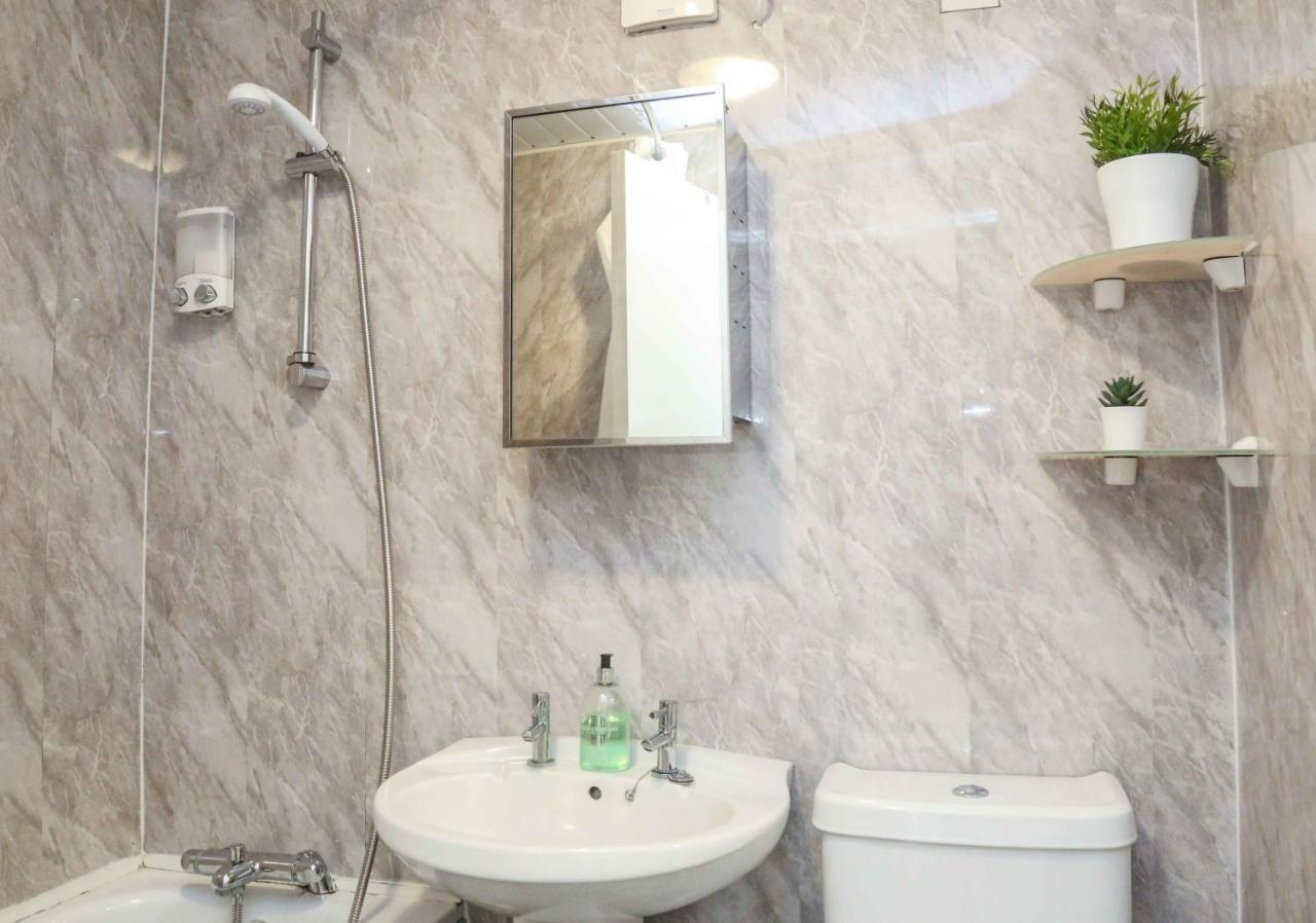 Perfect Central City Location - Parking - 3 Beds - 2 Bedrooms Belfast Buitenkant foto