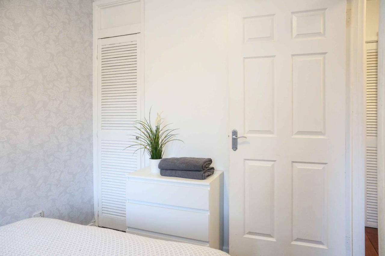Perfect Central City Location - Parking - 3 Beds - 2 Bedrooms Belfast Buitenkant foto