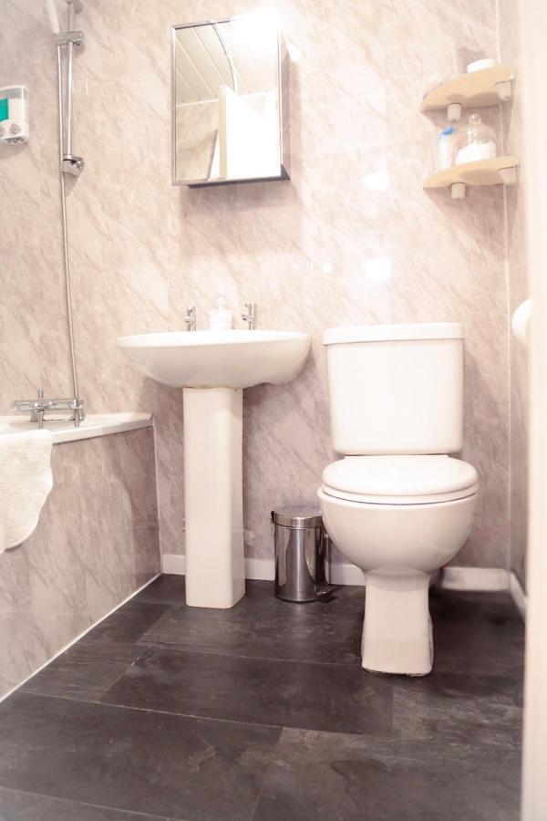 Perfect Central City Location - Parking - 3 Beds - 2 Bedrooms Belfast Buitenkant foto
